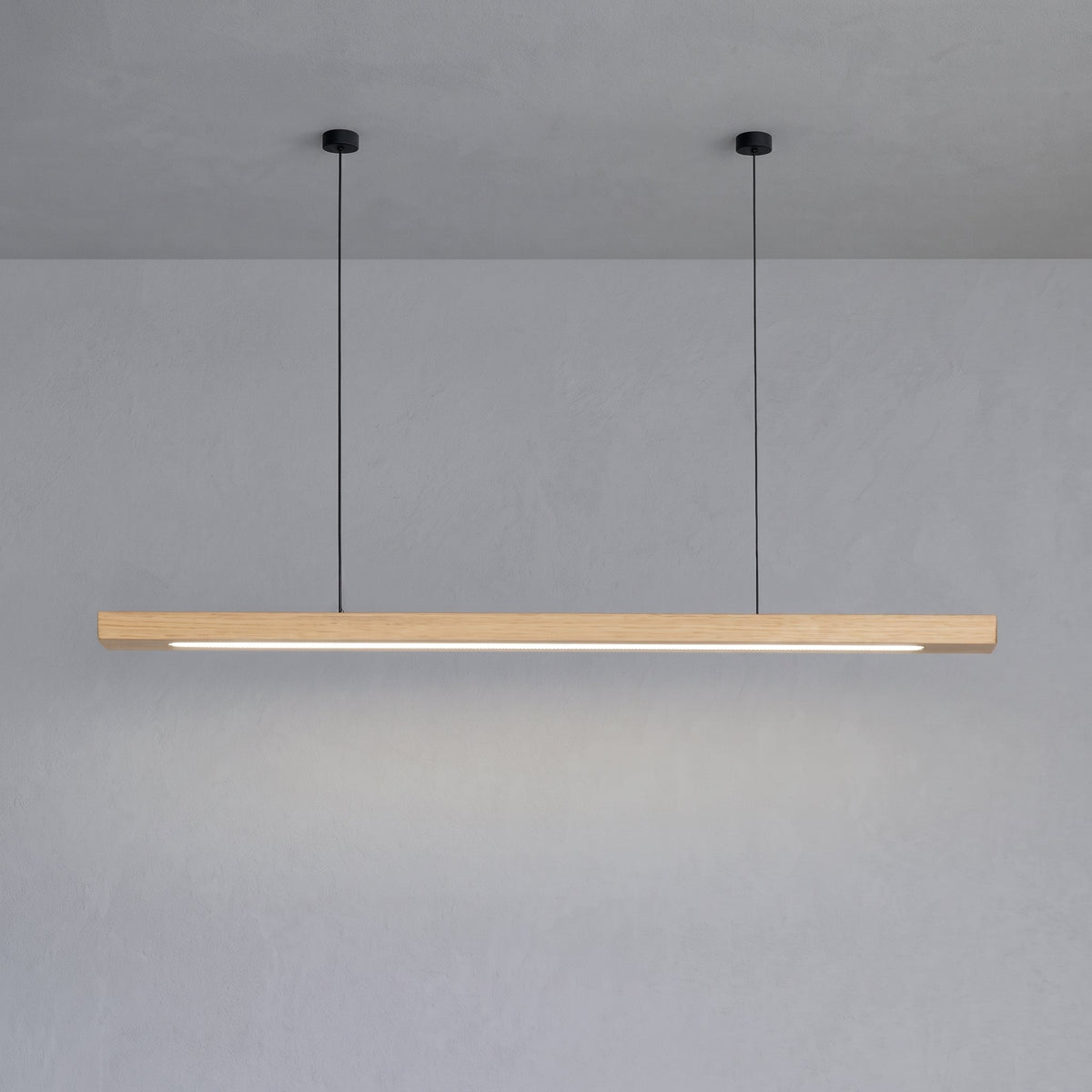 Lineare LED-Pendelleuchte mit schlankem Holzbalken für Esstisch - Pendant Light Fixtures - Beige - Voldeva