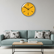 Milan – Wanduhr im Nordischen Stil mit Präzisionsuhrwerk - Wanduhr - Schwarzer Rahmen mit orangefarbenem Ziffernblatt - Voldeva