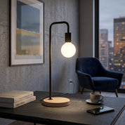 Minimalistische Tischlampe mit Gebogenem Metallarm - Lampen - Voldeva