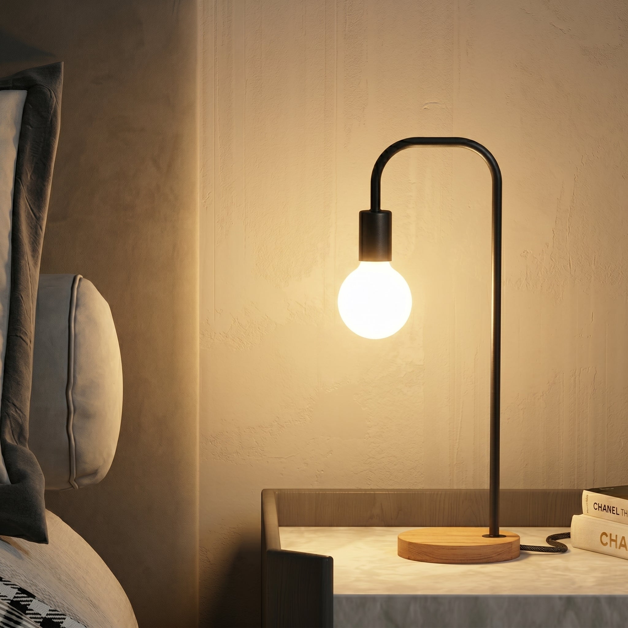 Minimalistische Tischlampe mit Gebogenem Metallarm - Lampen - Voldeva