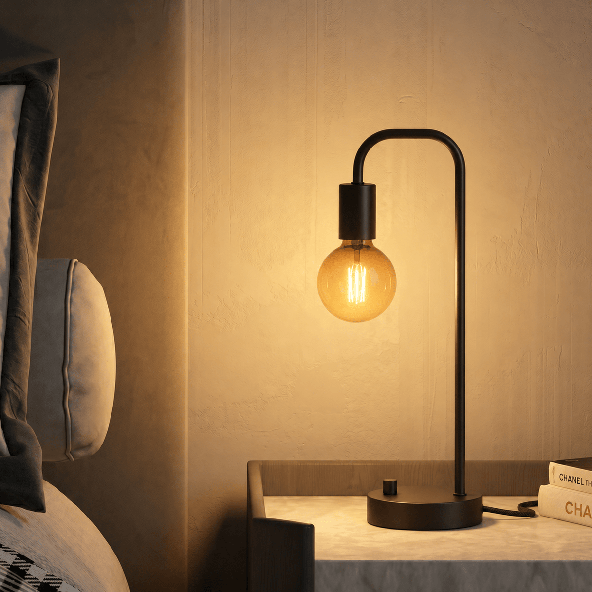 Minimalistische Tischlampe mit Gebogenem Metallarm - Table Lamps - Voldeva