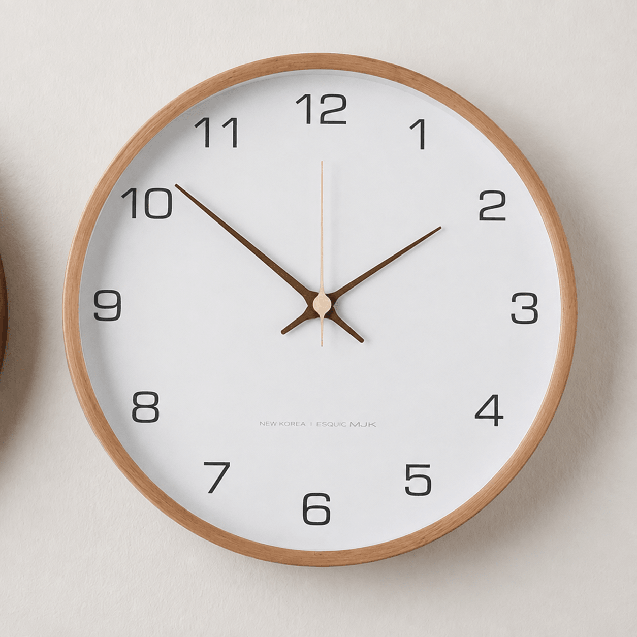 Minimalistische Wanduhr mit Holzrahmen im Nordischen Stil - Wall Clocks - Weiß - Voldeva