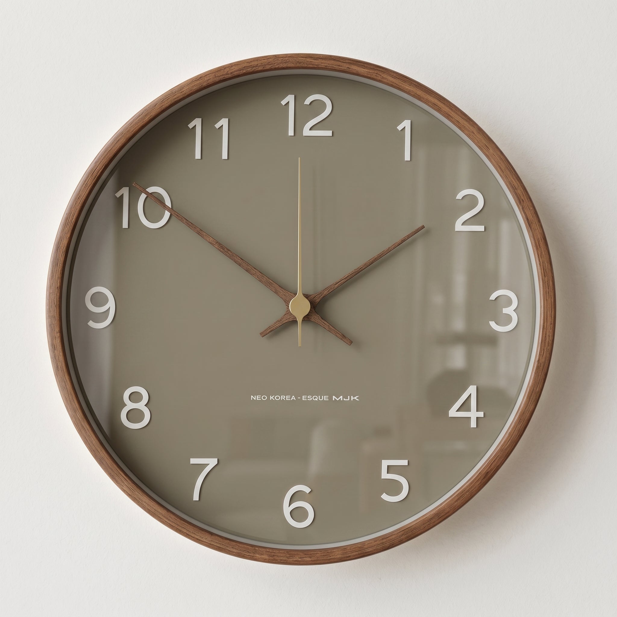 Minimalistische Wanduhr mit Holzrahmen im Nordischen Stil - Wanduhr - Taupe - Voldeva