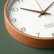 Minimalistische Wanduhr mit Holzrahmen im Nordischen Stil - Wanduhr - Weiß - Voldeva