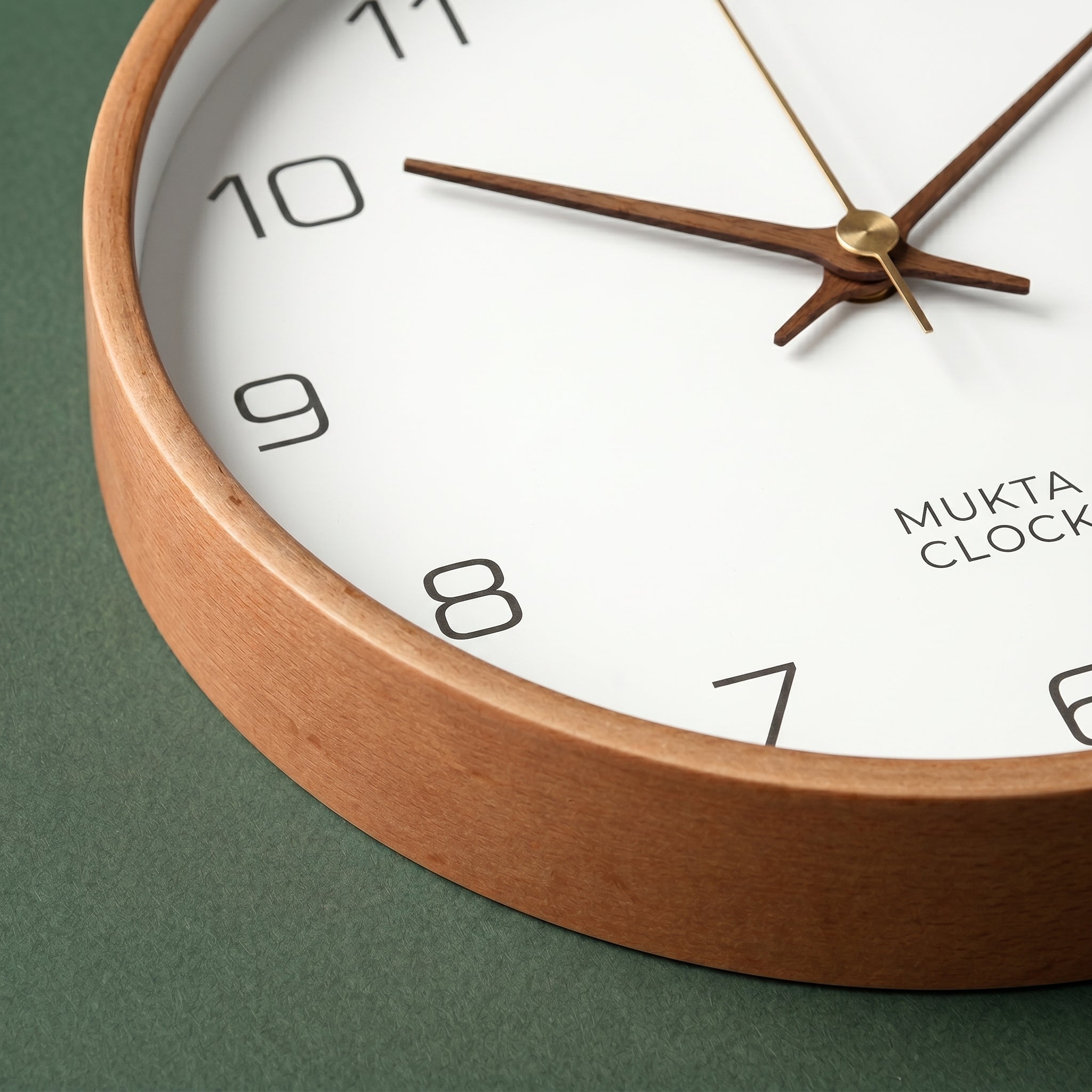 Minimalistische Wanduhr mit Holzrahmen im Nordischen Stil - Wanduhr - Weiß - Voldeva