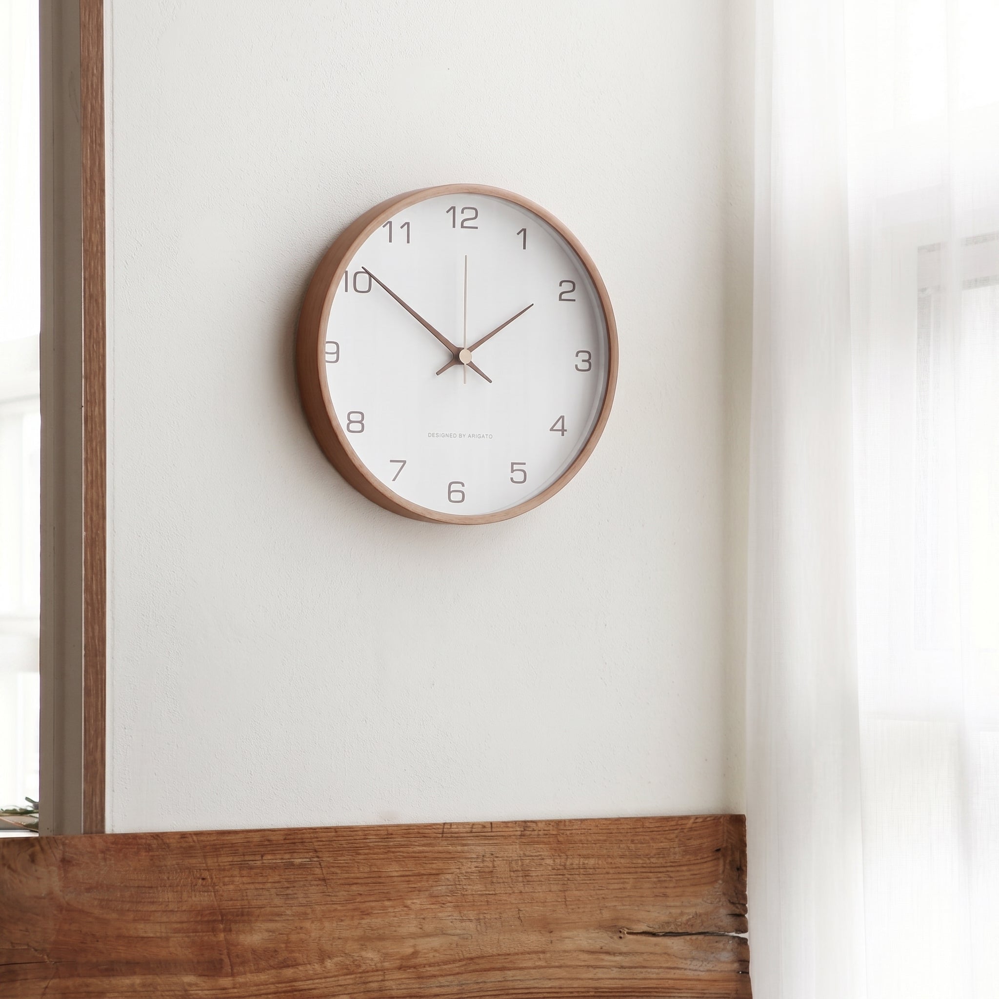 Minimalistische Wanduhr mit Holzrahmen im Nordischen Stil - Wanduhr - Weiß - Voldeva