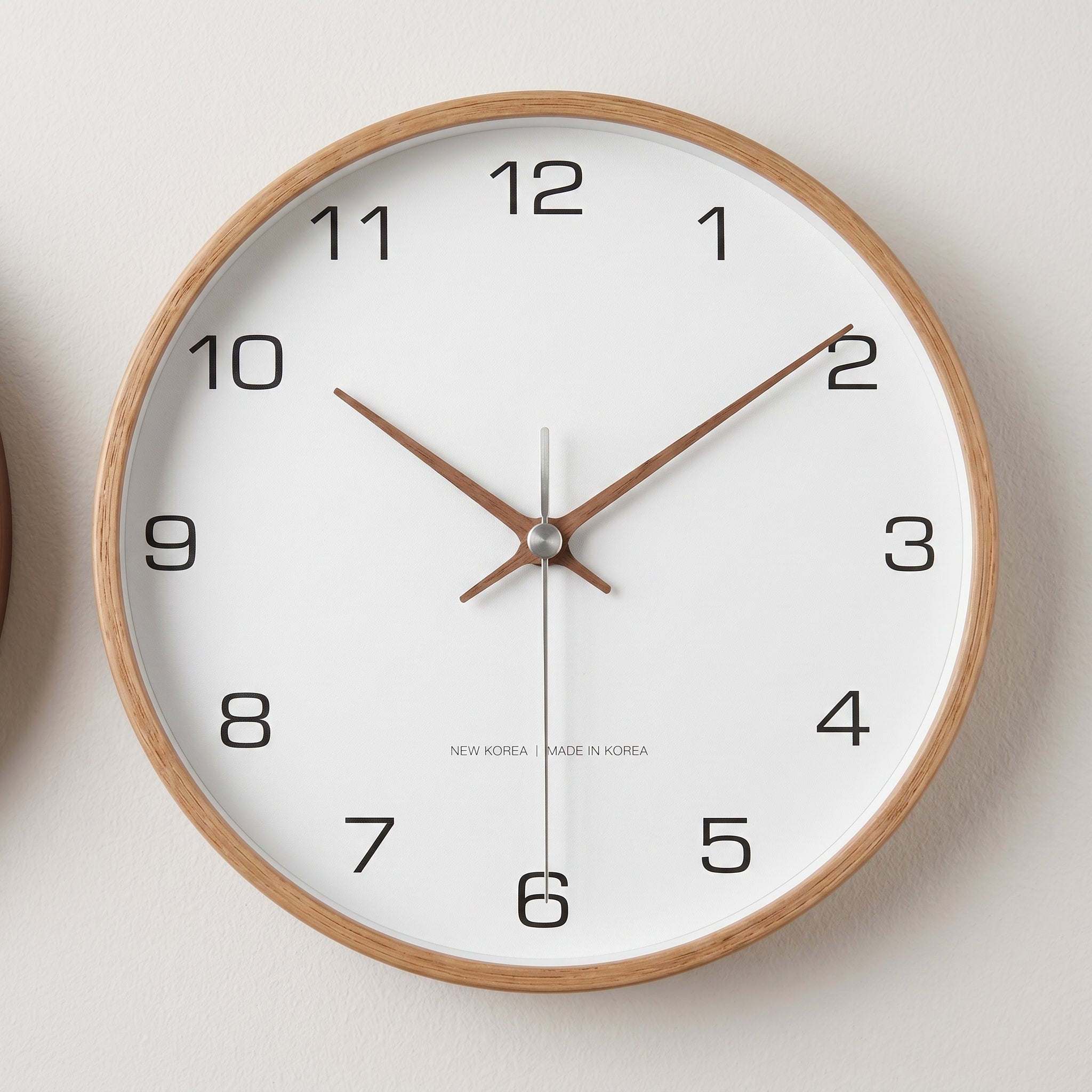 Minimalistische Wanduhr mit Holzrahmen im Nordischen Stil - Wanduhr - Weiß - Voldeva
