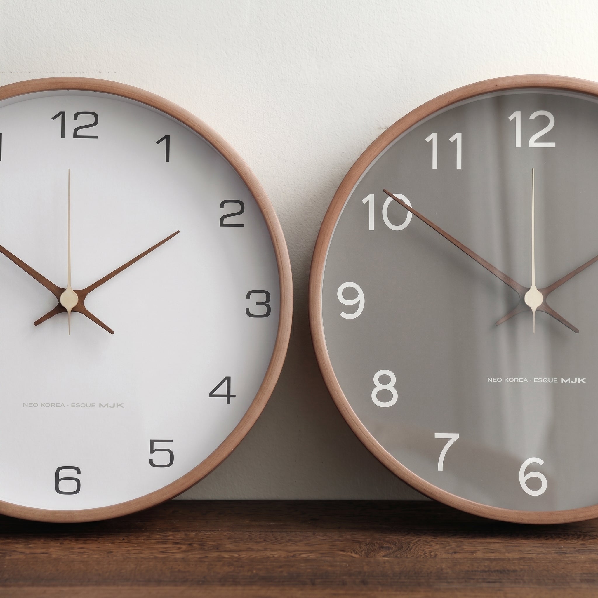 Minimalistische Wanduhr mit Holzrahmen im Nordischen Stil - Wanduhr - Taupe - Voldeva