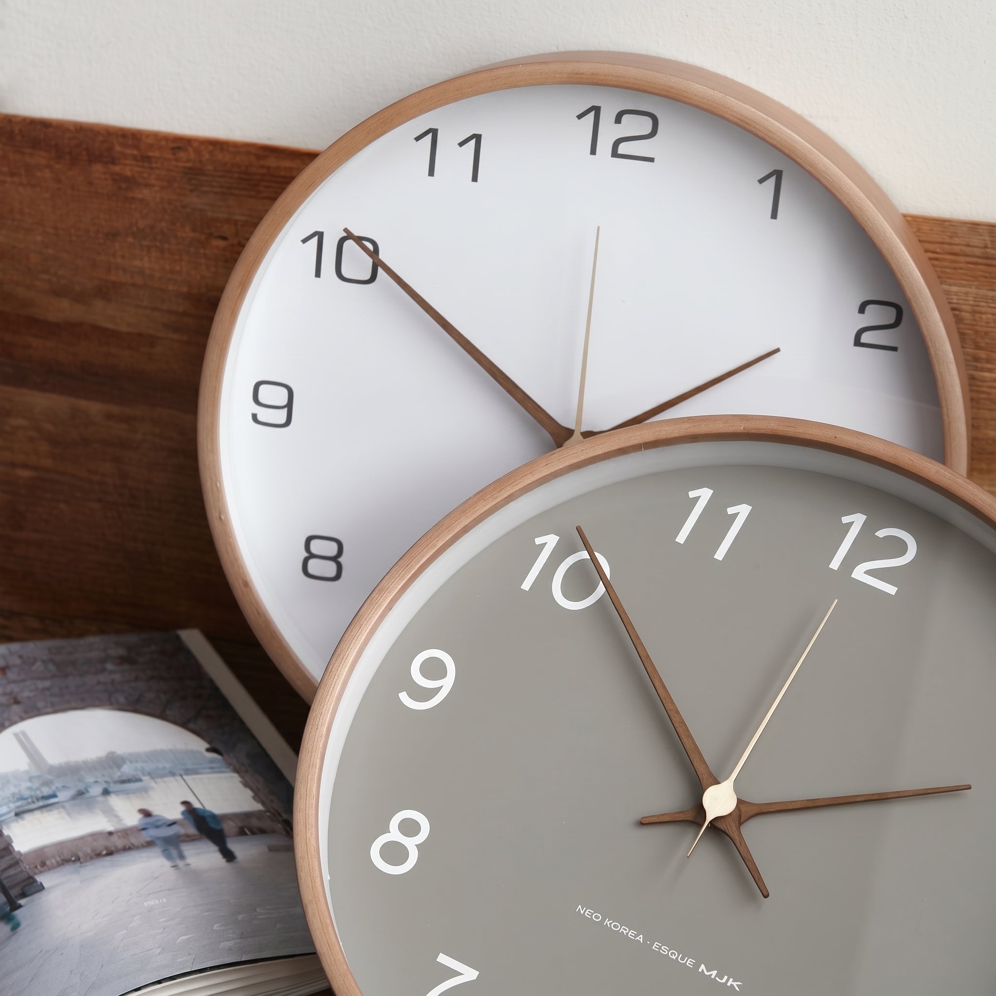 Minimalistische Wanduhr mit Holzrahmen im Nordischen Stil - Wanduhr - Taupe - Voldeva