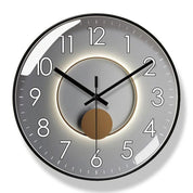 Moderne Wanduhr mit minimalistischem Zifferblatt