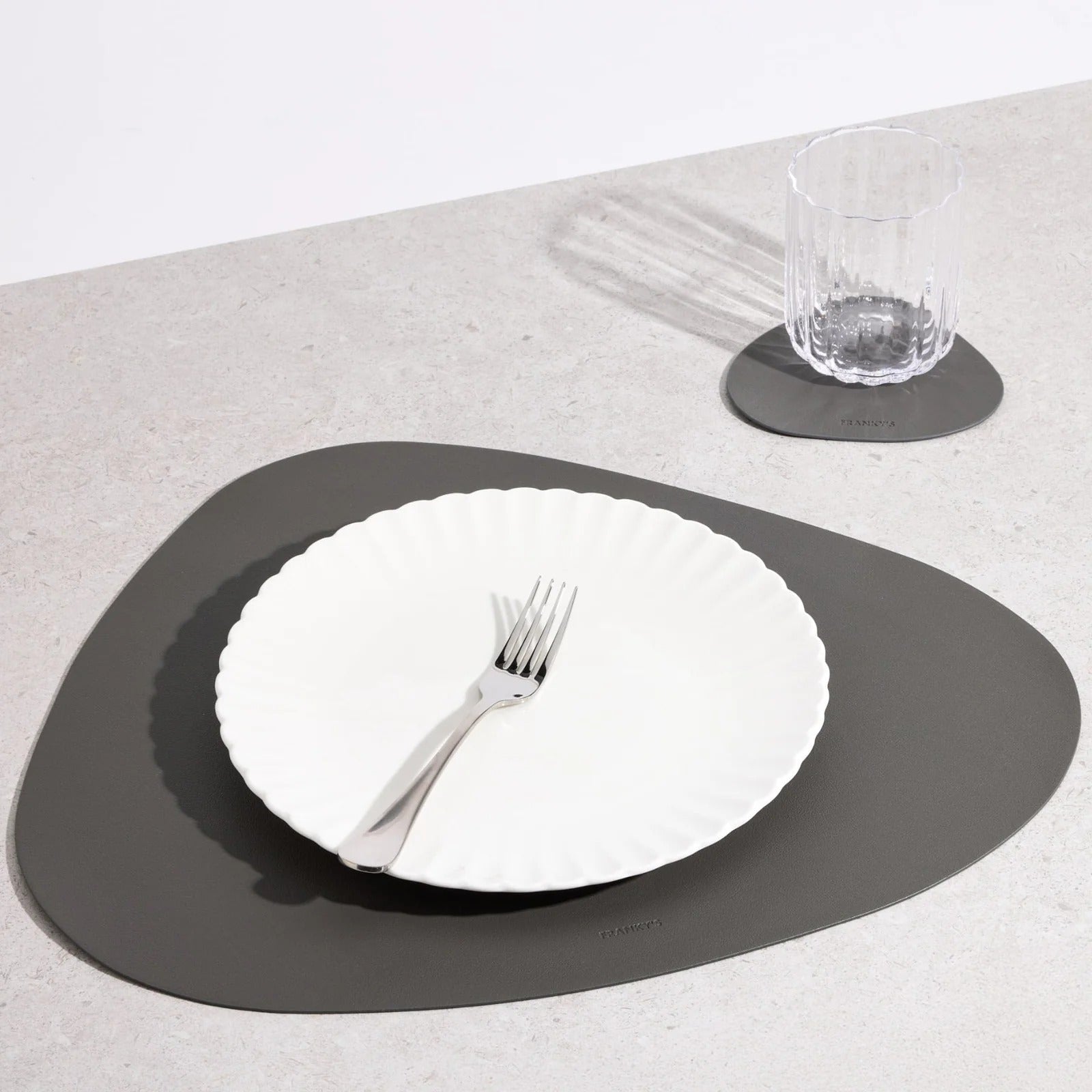 Moderne dreieckige Tischset - Tischsets - Dunkelgrau - Voldeva