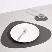 Moderne dreieckige Tischset - Tischsets - Dunkelgrau - Voldeva