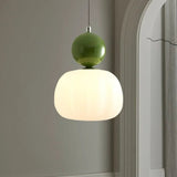 Moderne Pendelleuchte mit farbigen Akzenten