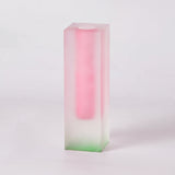 Moderne Prismenvase mit Farbverlauf