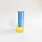 Moderne Prismenvase mit Farbverlauf