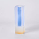 Moderne Prismenvase mit Farbverlauf