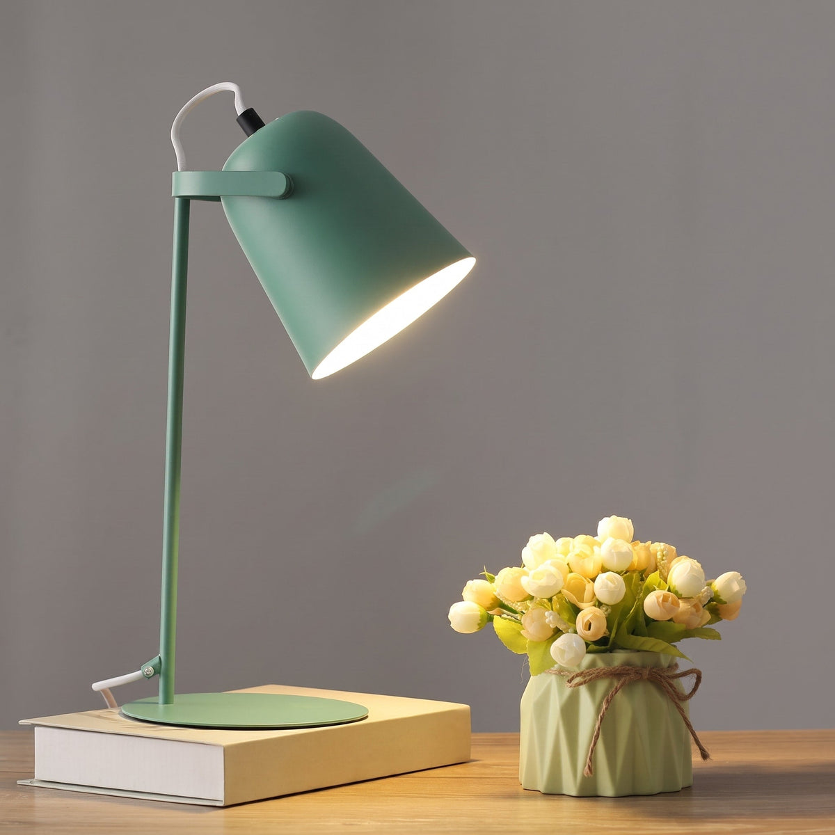 Moderne Tischlampe mit Metallschirm im Kegel-Design - Desk Lamps - Grün - Voldeva