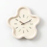 Moderne Wanduhr mit Blumenform