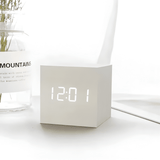 Moderner LED Wecker mit klarer Anzeige und smarten Funktionen