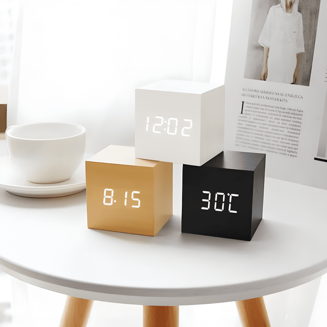 Moderner LED Wecker mit klarer Anzeige und smarten Funktionen - Uhr - Dunkelbraun - Voldeva