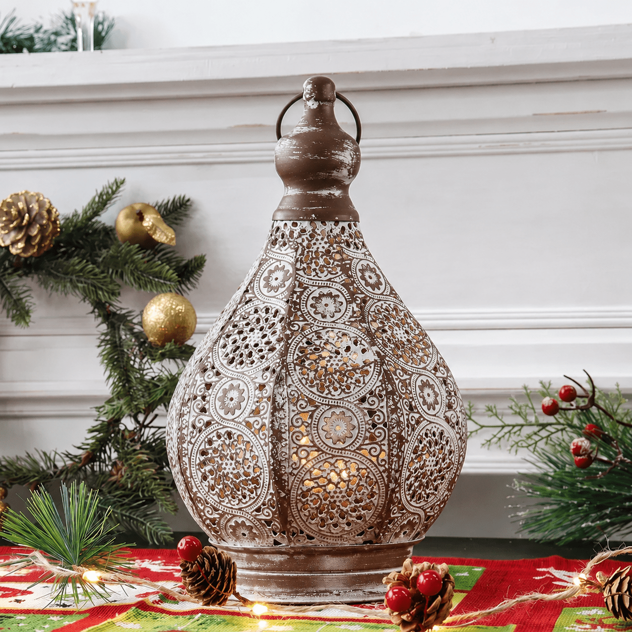 Neuheit Filigrane Tischlaterne mit perforiertem Metalldesign - Decorative Lanterns - Voldeva