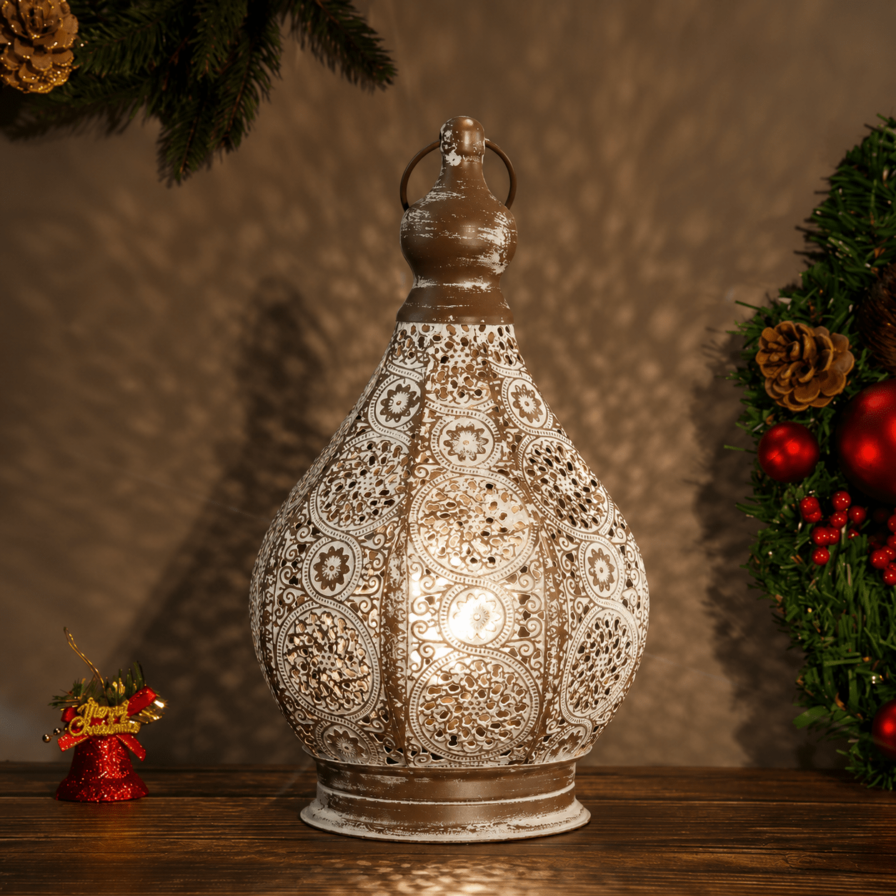 Neuheit Filigrane Tischlaterne mit perforiertem Metalldesign - Decorative Lanterns - Voldeva