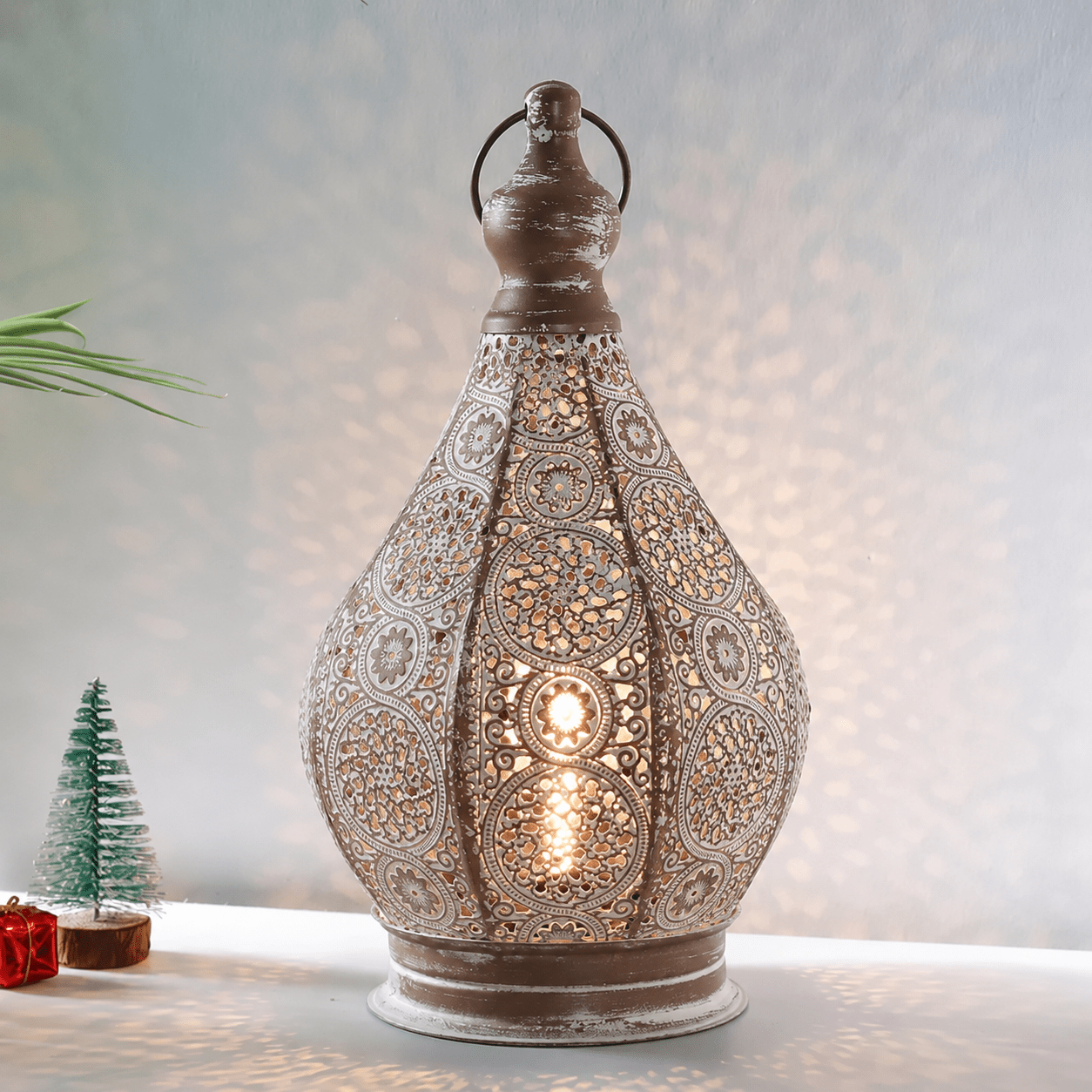 Neuheit Filigrane Tischlaterne mit perforiertem Metalldesign - Decorative Lanterns - Voldeva