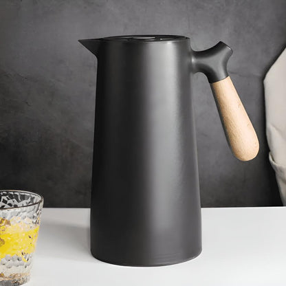 NordicTherm – Isolierte Karaffe mit Holzgriff für stilvolles Genießen - Thermos - Voldeva