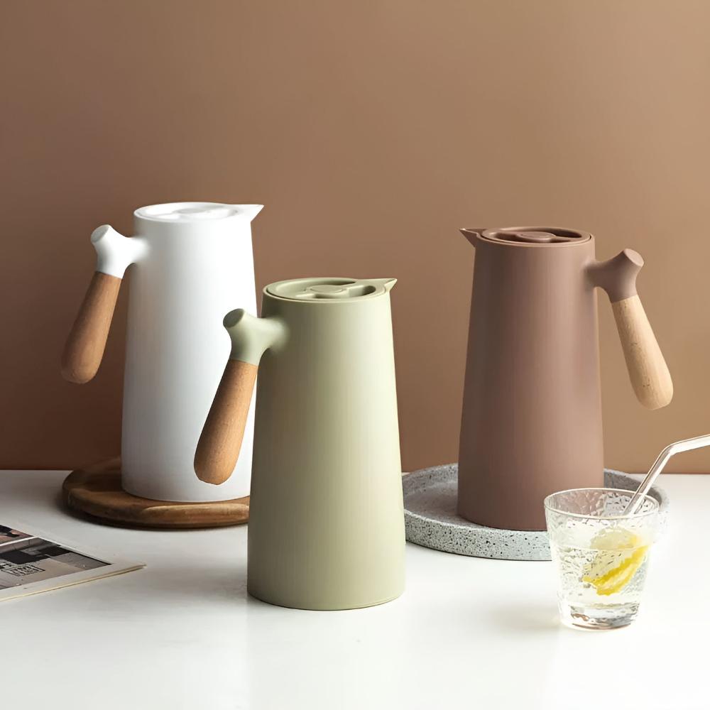 NordicTherm – Isolierte Karaffe mit Holzgriff für stilvolles Genießen - Thermos - Voldeva