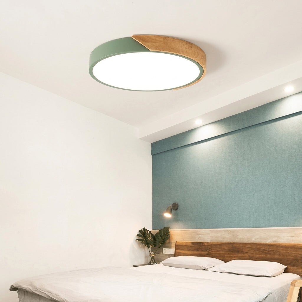 Nordische runde LED-Deckenleuchte mit natürlichem Holzakzent - Ceiling Light Fixtures - Grün - Voldeva