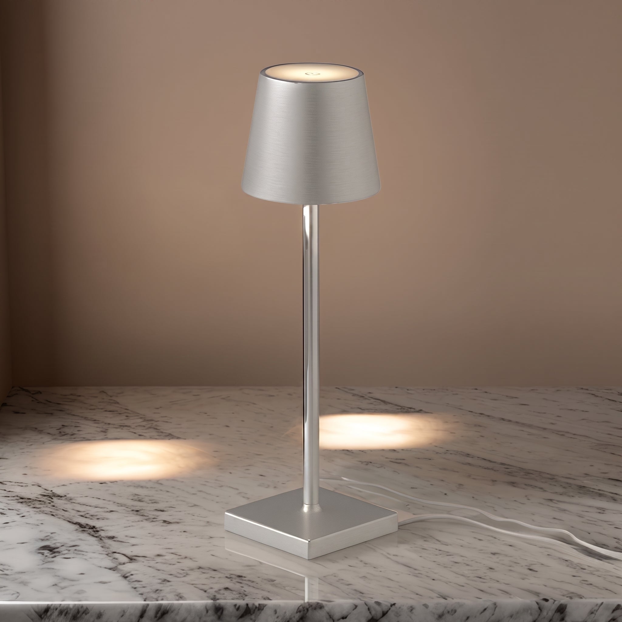 Nordische Schlanke Schreibtischleuchte mit Konischem Schirm - Table Lamps - Grau - Voldeva