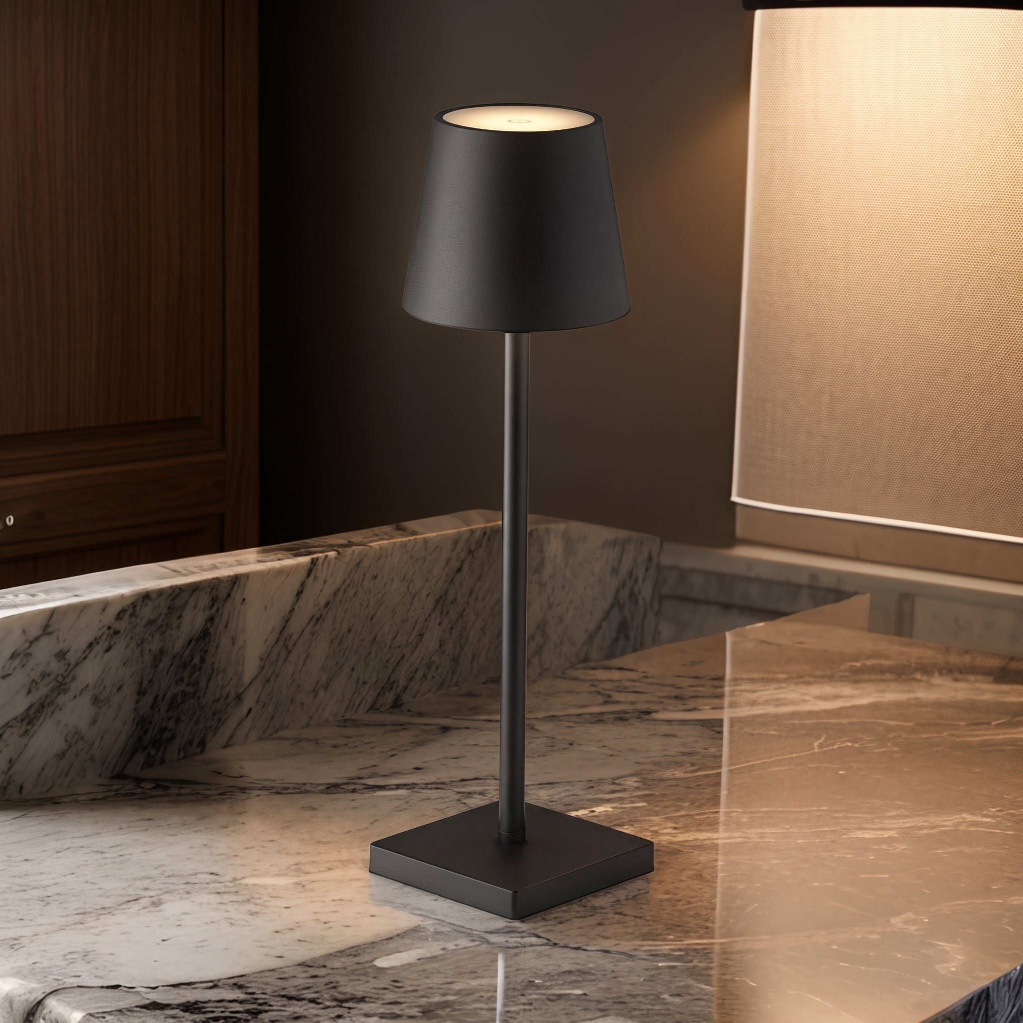 Nordische Schlanke Schreibtischleuchte mit Konischem Schirm - Table Lamps - Schwarz - Voldeva