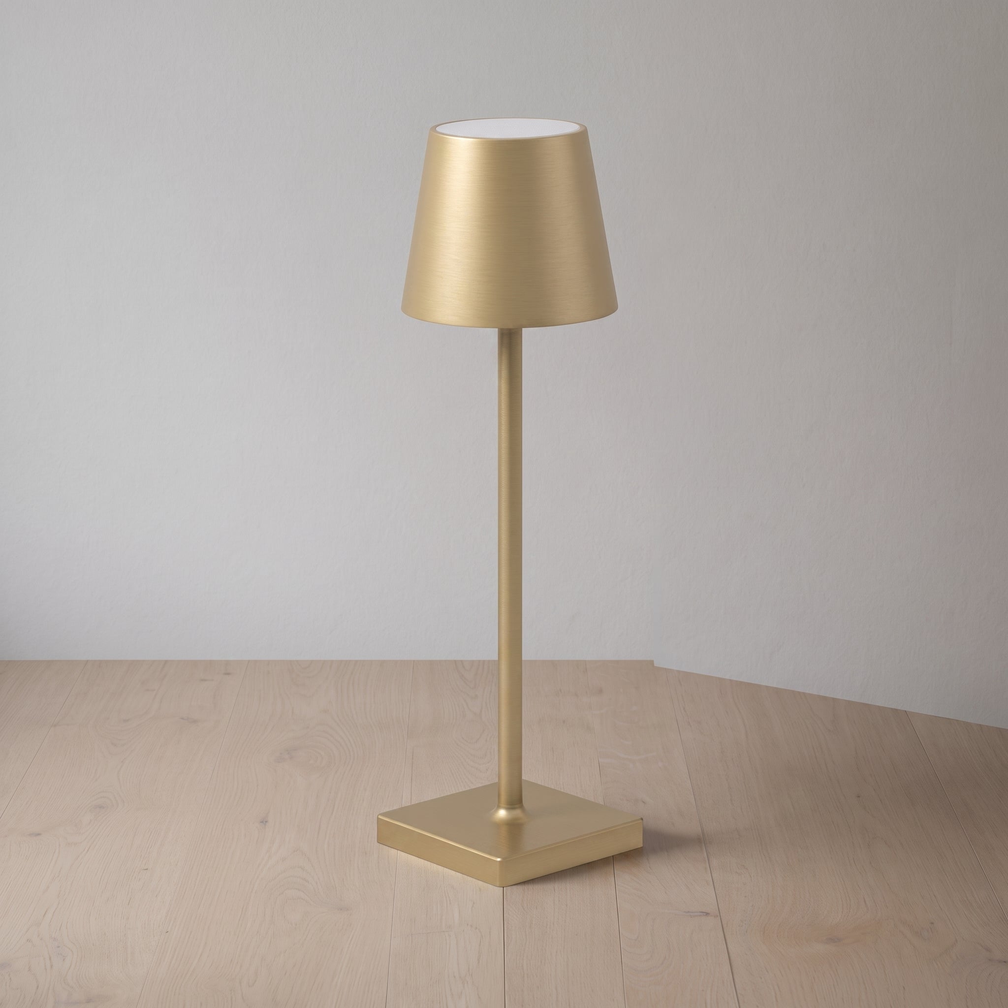 Nordische Schlanke Schreibtischleuchte mit Konischem Schirm - Table Lamps - Gold - Voldeva