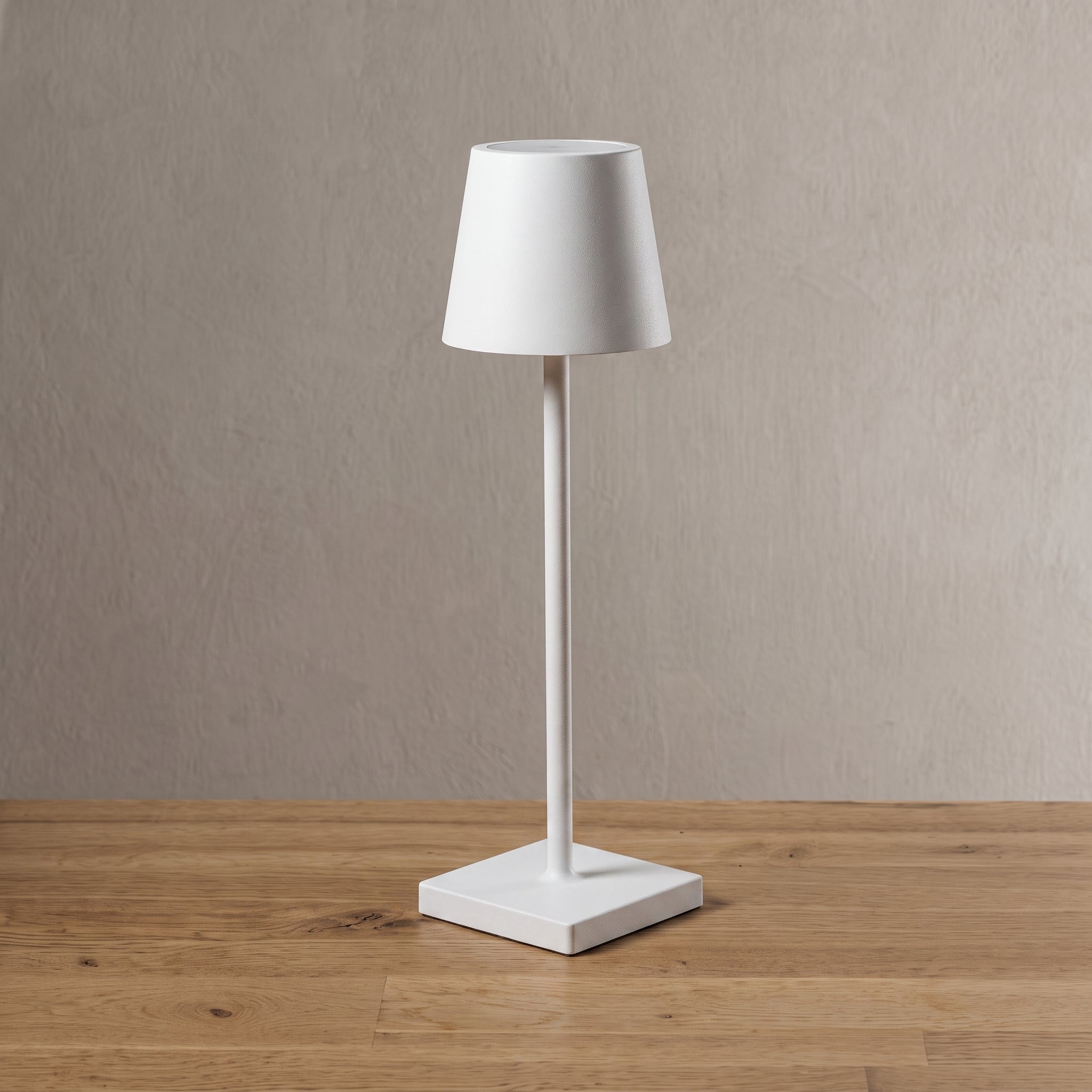 Nordische Schlanke Schreibtischleuchte mit Konischem Schirm - Table Lamps - Weiß - Voldeva