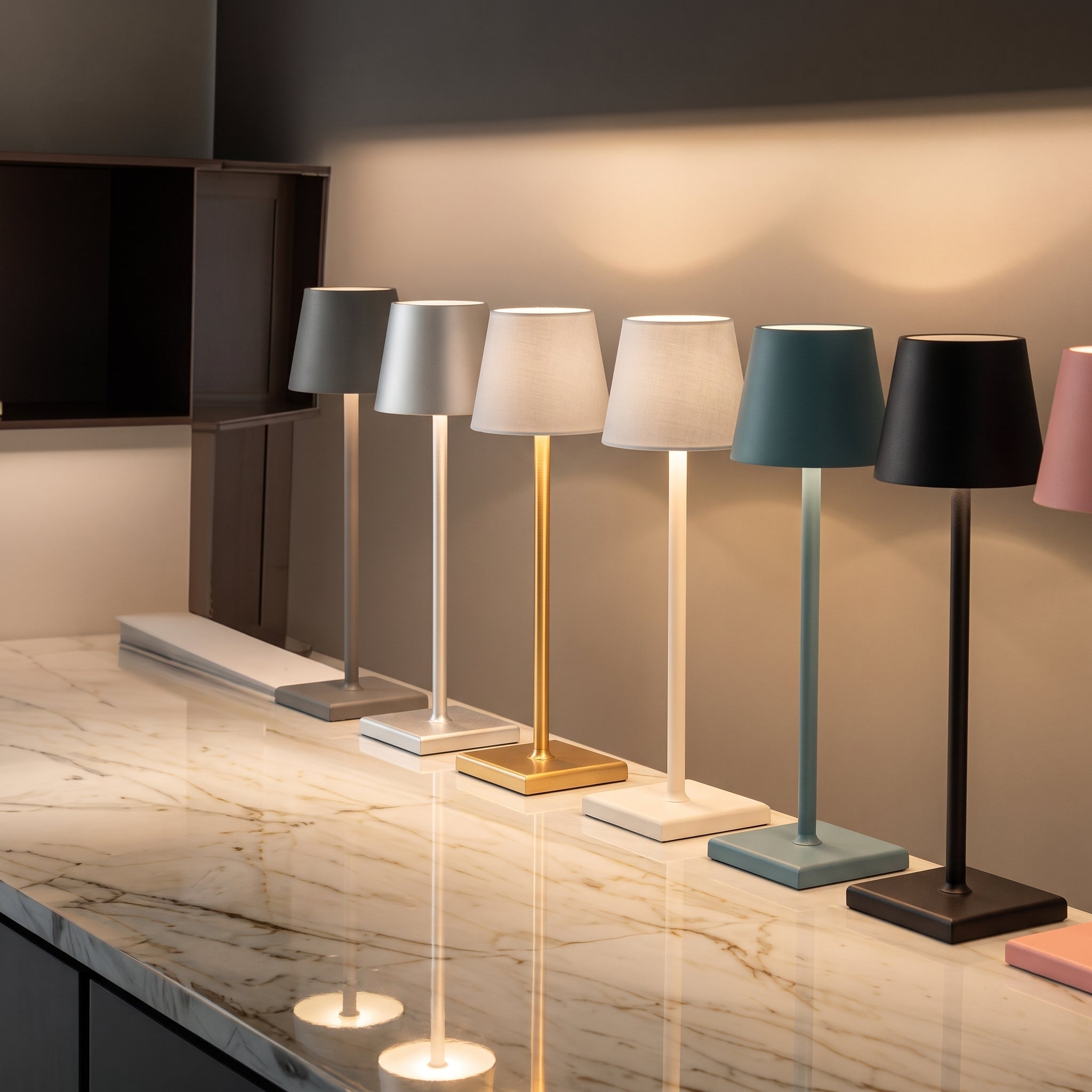 Nordische Schlanke Schreibtischleuchte mit Konischem Schirm - Table Lamps - Blau - Voldeva