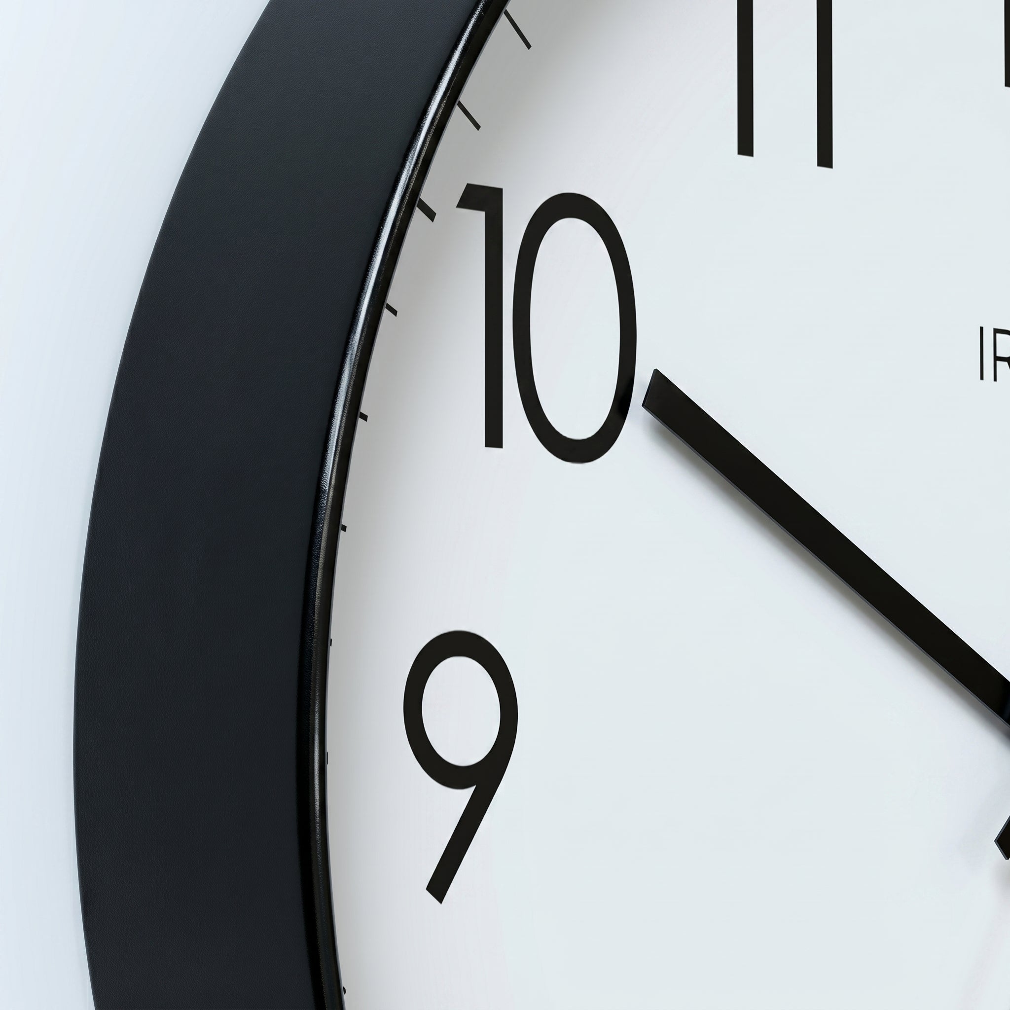 Nordische Wanduhr mit Großen Ziffern und Lautlosem Uhrwerk - Uhr - Schwarz - Voldeva