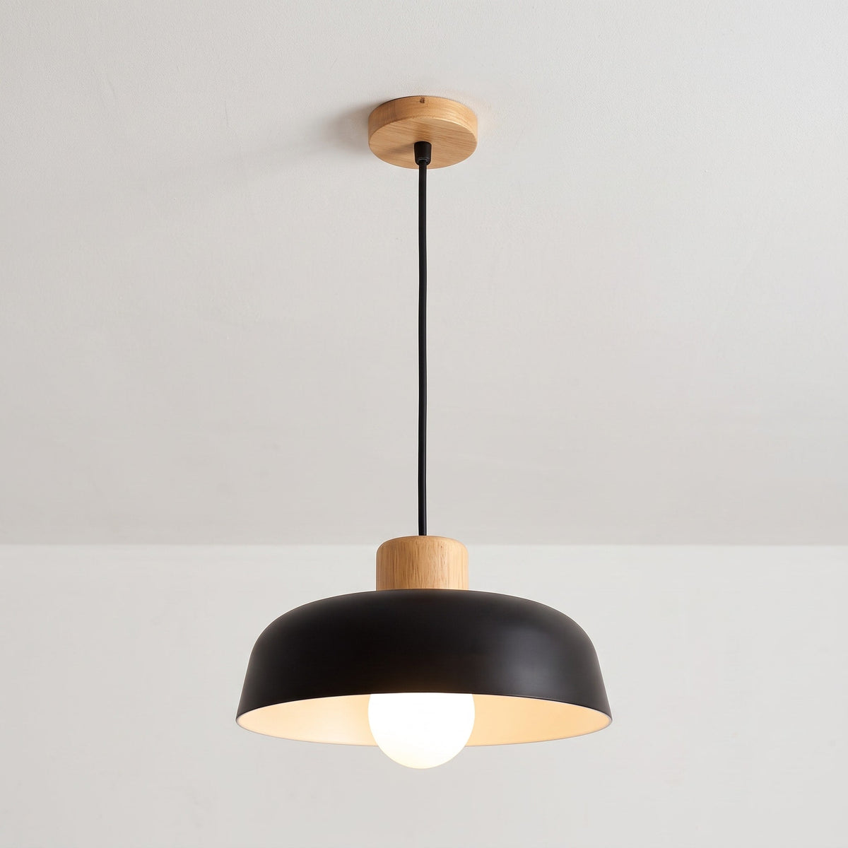 Pendelleuchte aus Holz und Metall im skandinavischen Design - Pendant Light Fixtures - Schwarz - Voldeva