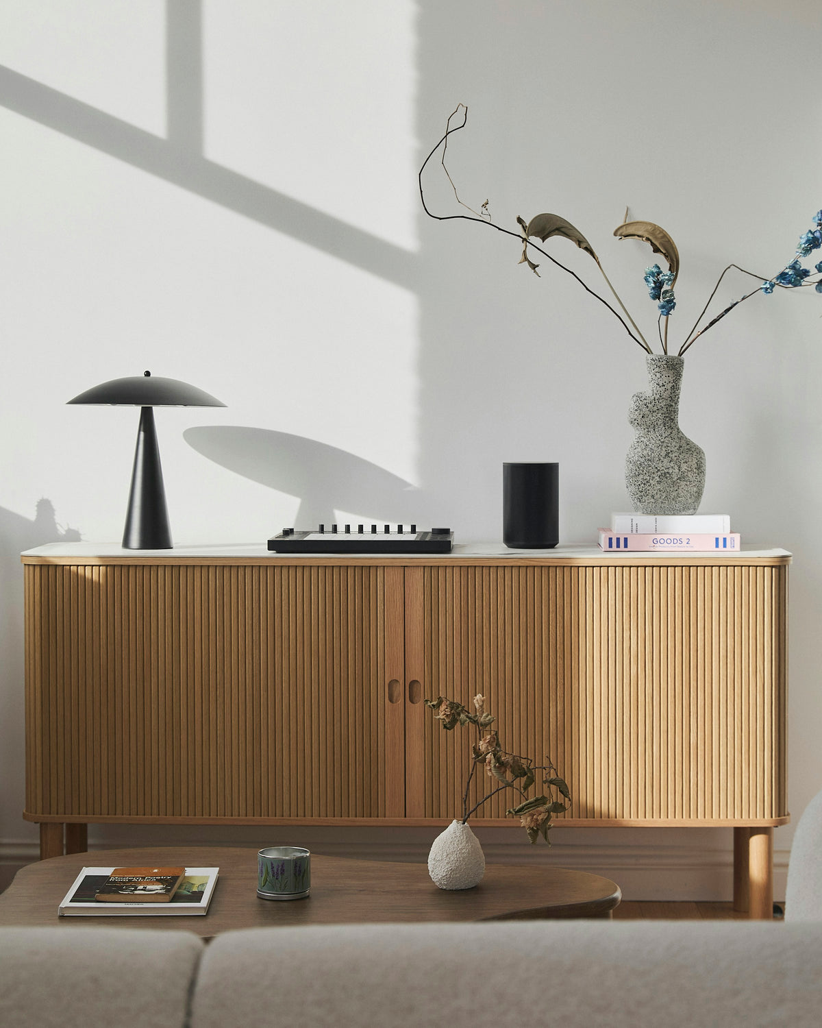 Sideboard mit Tischlampe und Vase
