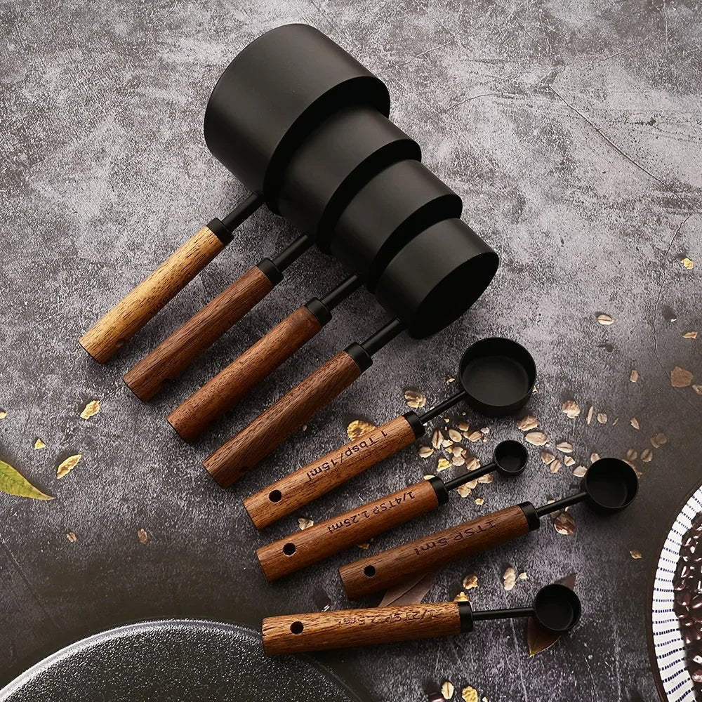 Premium Messbecher - Set für Küche und Backen aus Edelstahl und Eichenholz - Schwarz - Voldeva