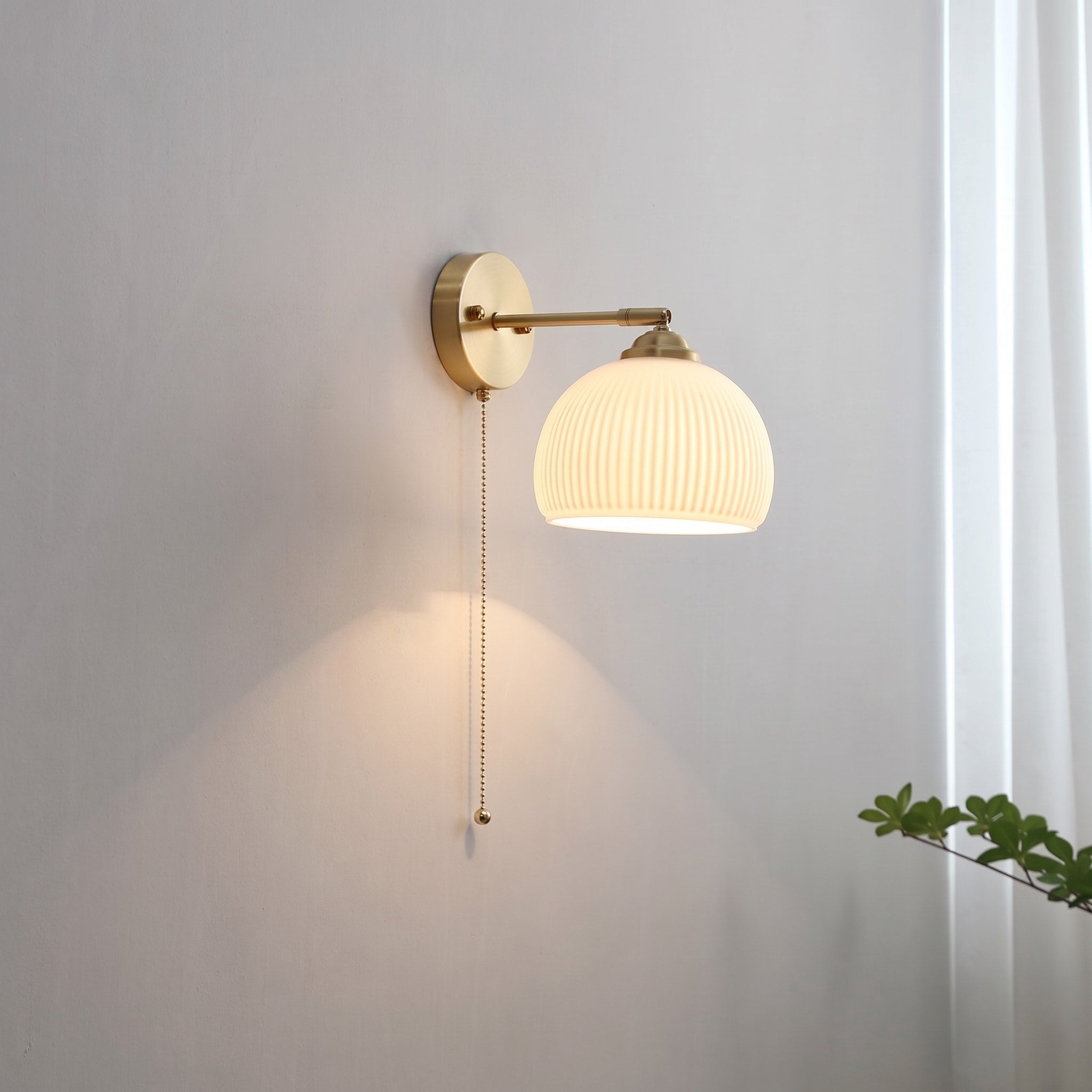 Wandleuchte mit Glasschirm und Zugschalter im Nordic-Stil