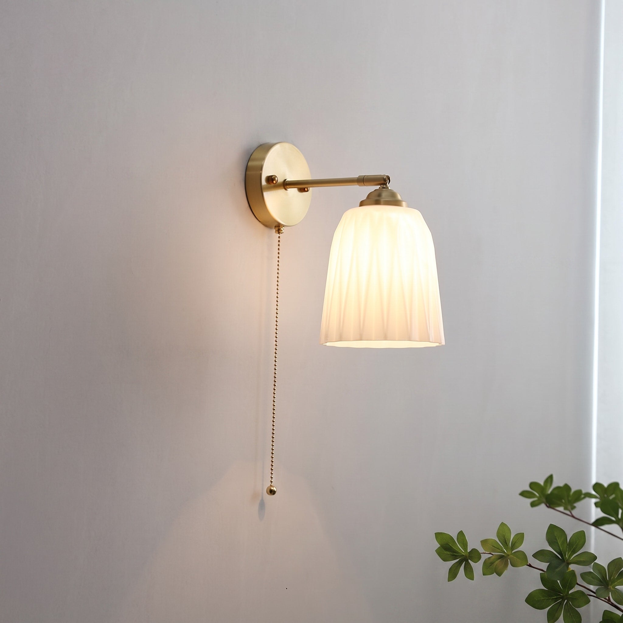 Wandleuchte mit Glasschirm und Zugschalter im Nordic-Stil