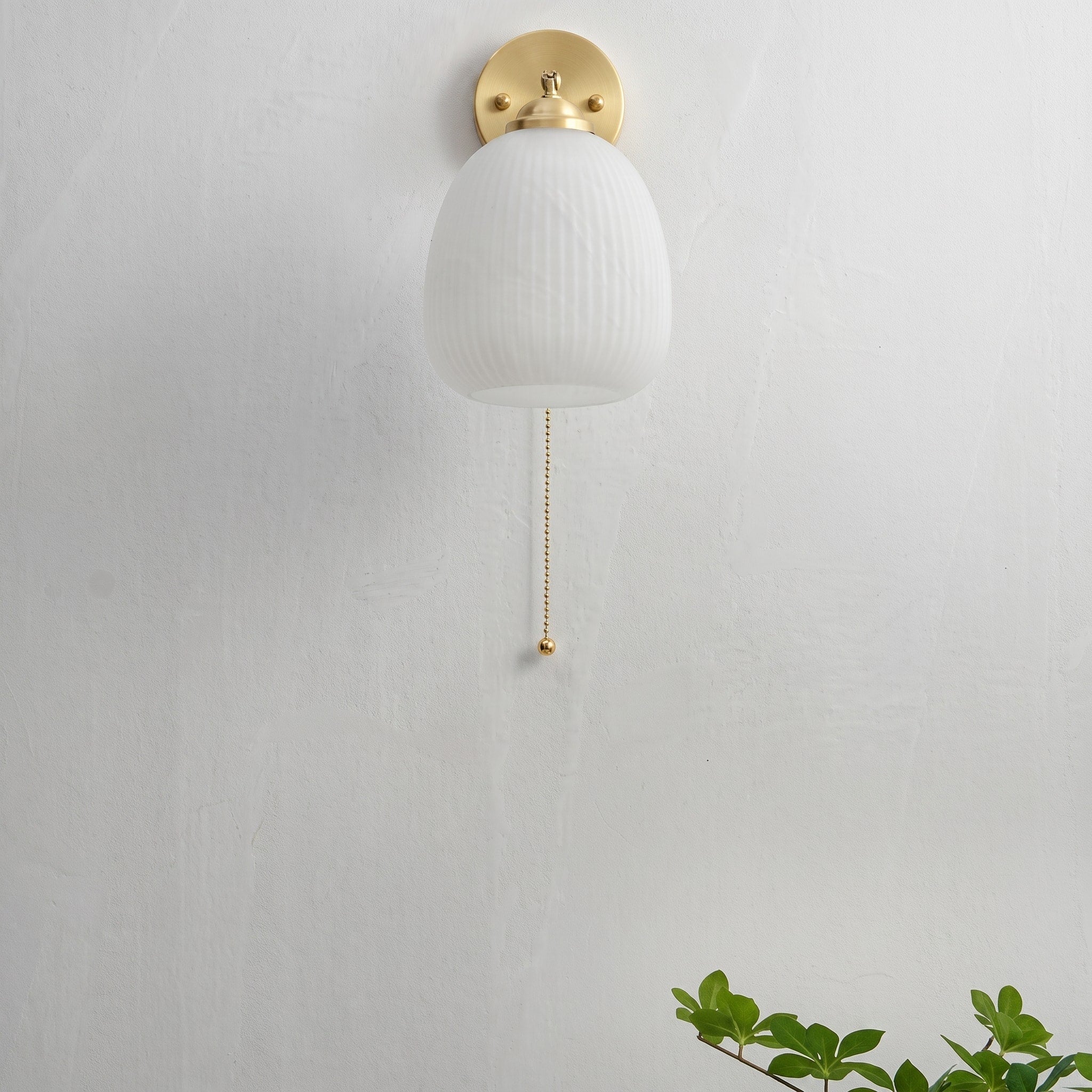 Wandleuchte mit Glasschirm und Zugschalter im Nordic-Stil