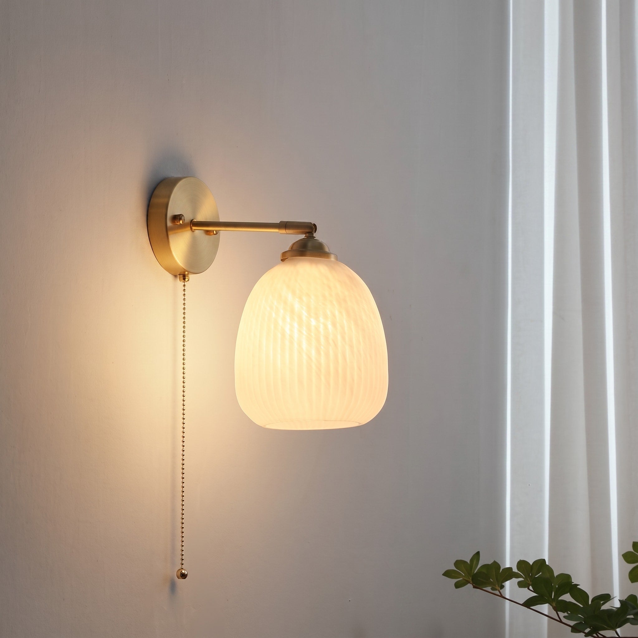 Wandleuchte mit Glasschirm und Zugschalter im Nordic-Stil