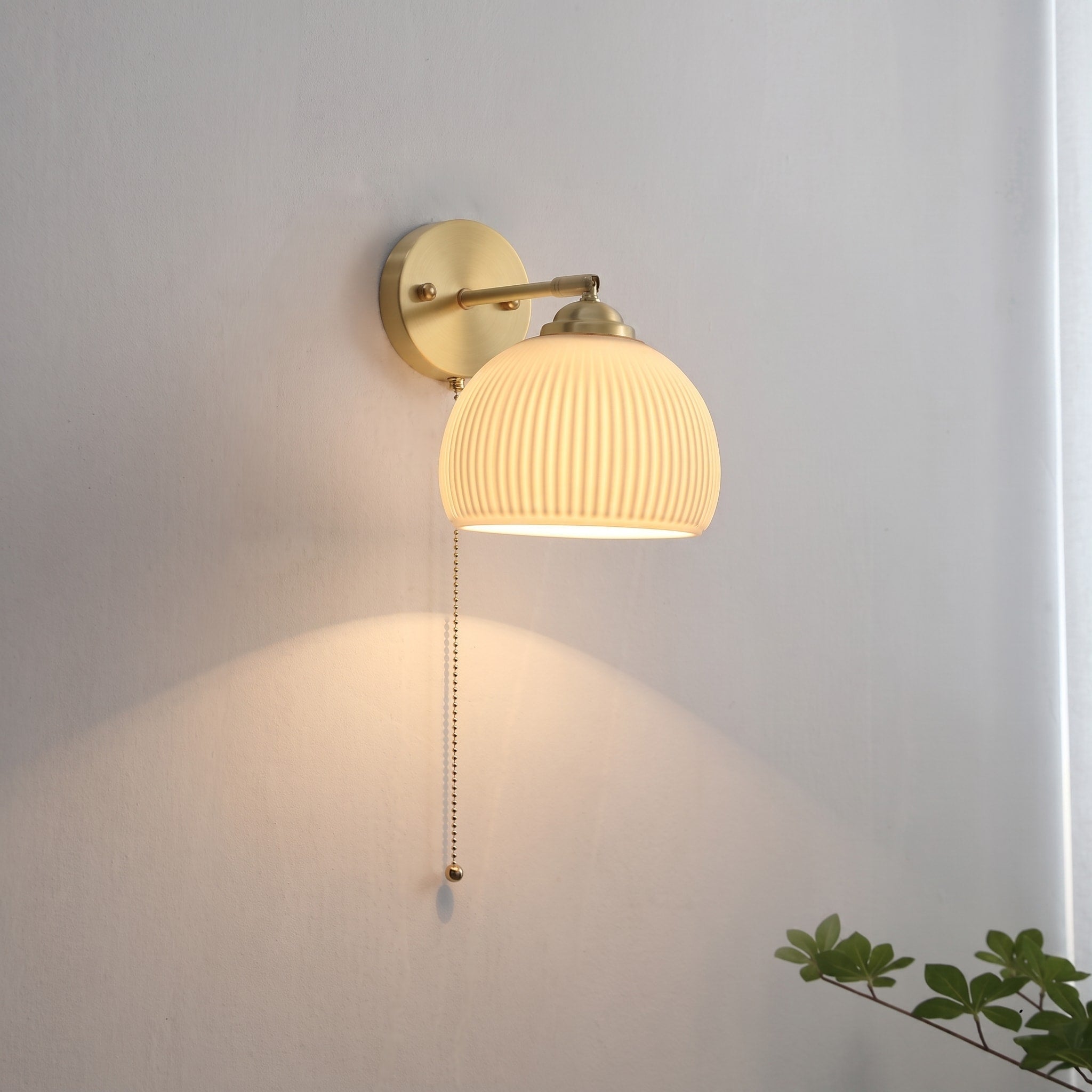 Wandleuchte mit Glasschirm und Zugschalter im Nordic-Stil