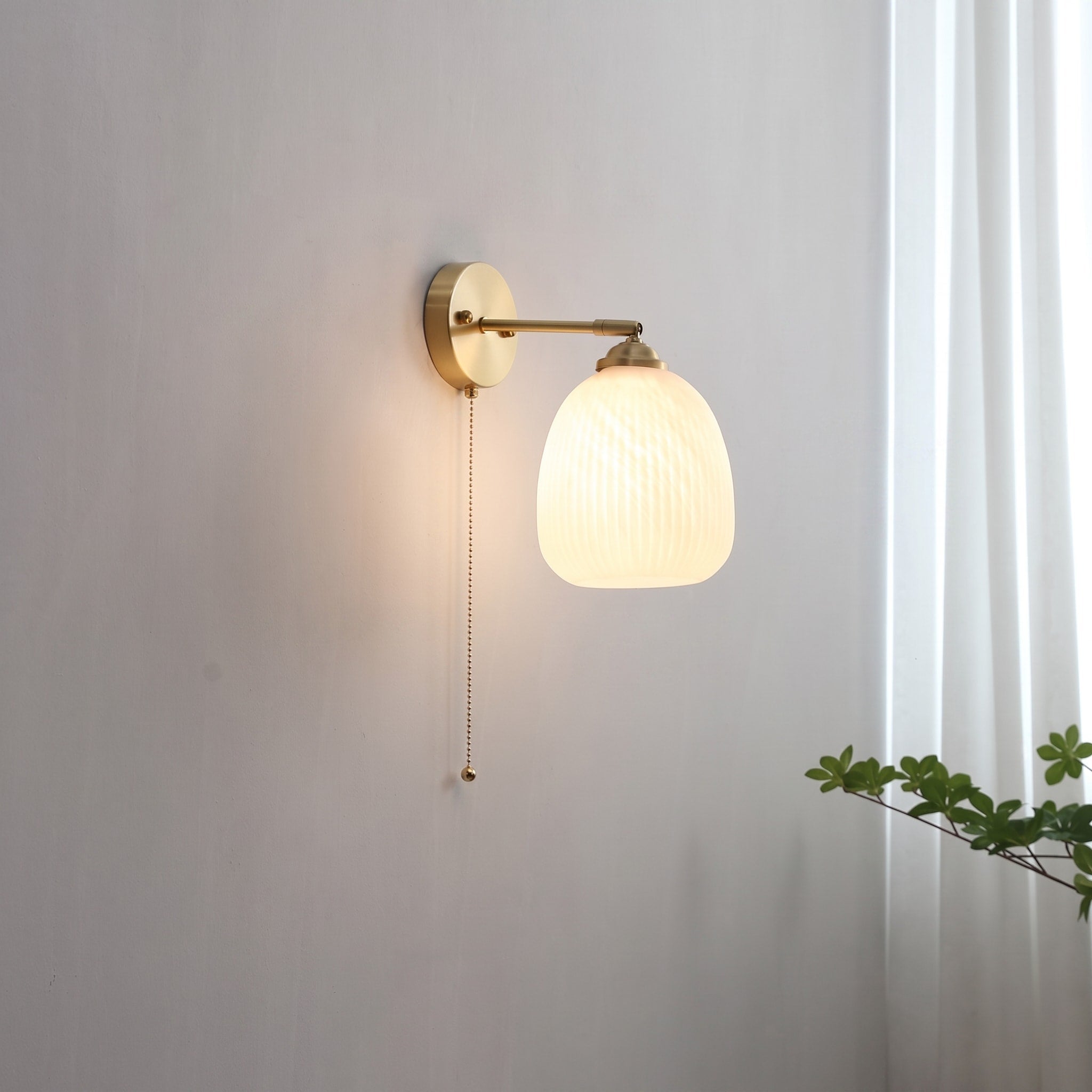 Wandleuchte mit Glasschirm und Zugschalter im Nordic-Stil