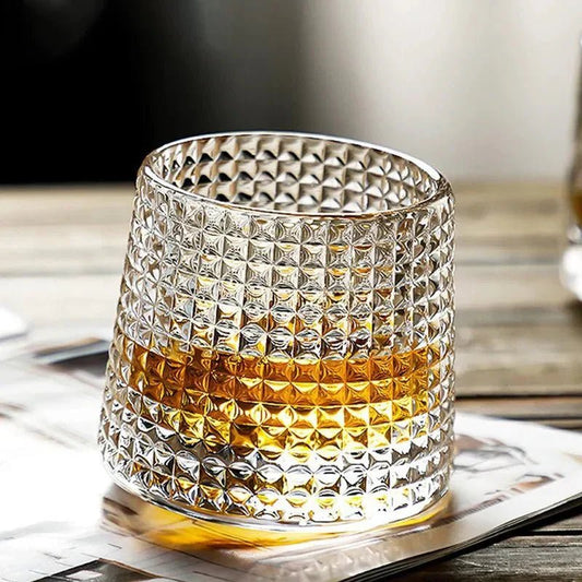 RippleGlaze – Texturiertes Whiskyglas mit Rotationsdesign für elegantes Trinken - interior - Voldeva
