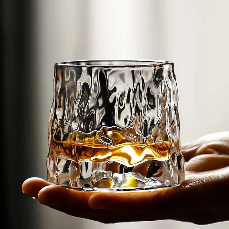 RippleGlaze – Texturiertes Whiskyglas mit Rotationsdesign für elegantes Trinken - interior - Voldeva