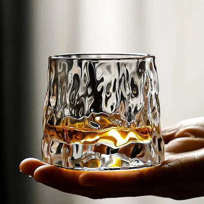 RippleGlaze – Texturiertes Whiskyglas mit Rotationsdesign für elegantes Trinken - interior - Voldeva