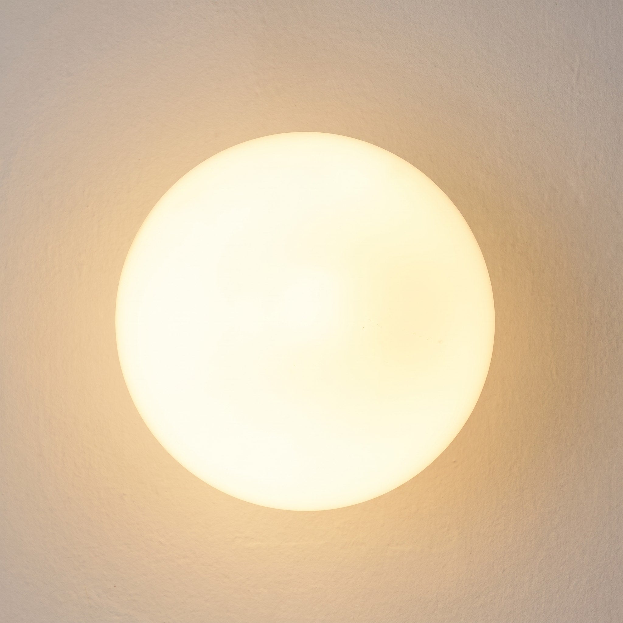Runde Glaskugel Wandleuchte mit Minimalistisches Design