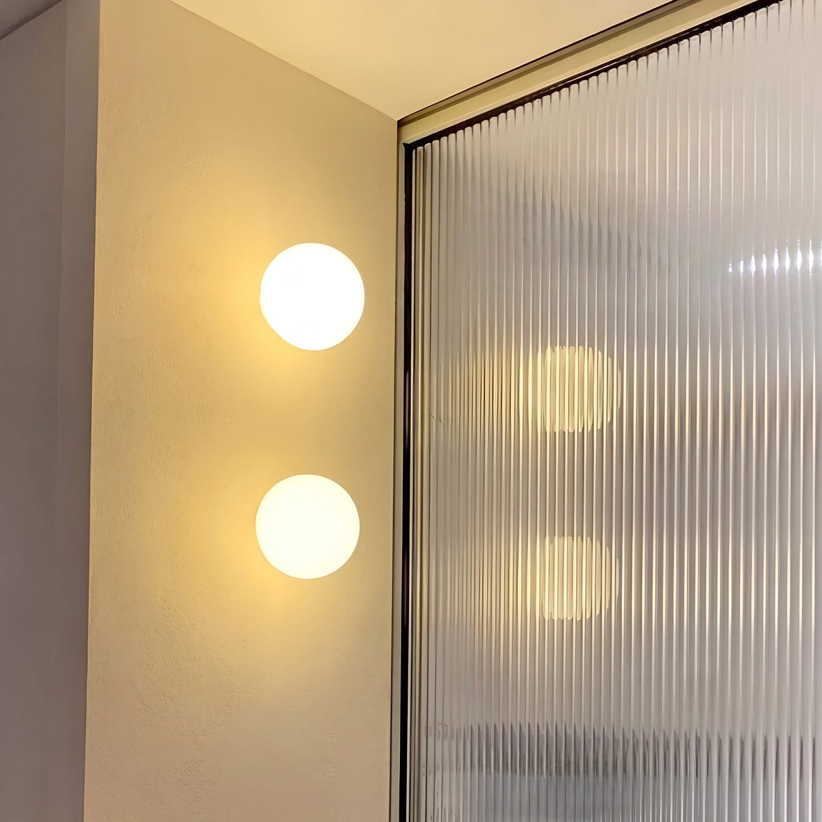 Runde Wandleuchte mit Glaskugel im minimalistischen Design - Wall Light Fixtures - Weiß - Voldeva